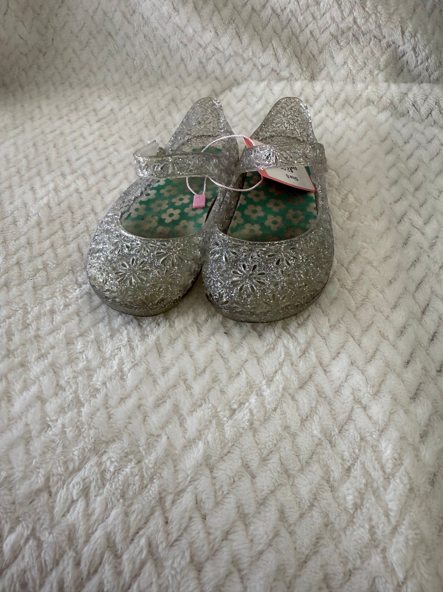 Girls shoes size: 5