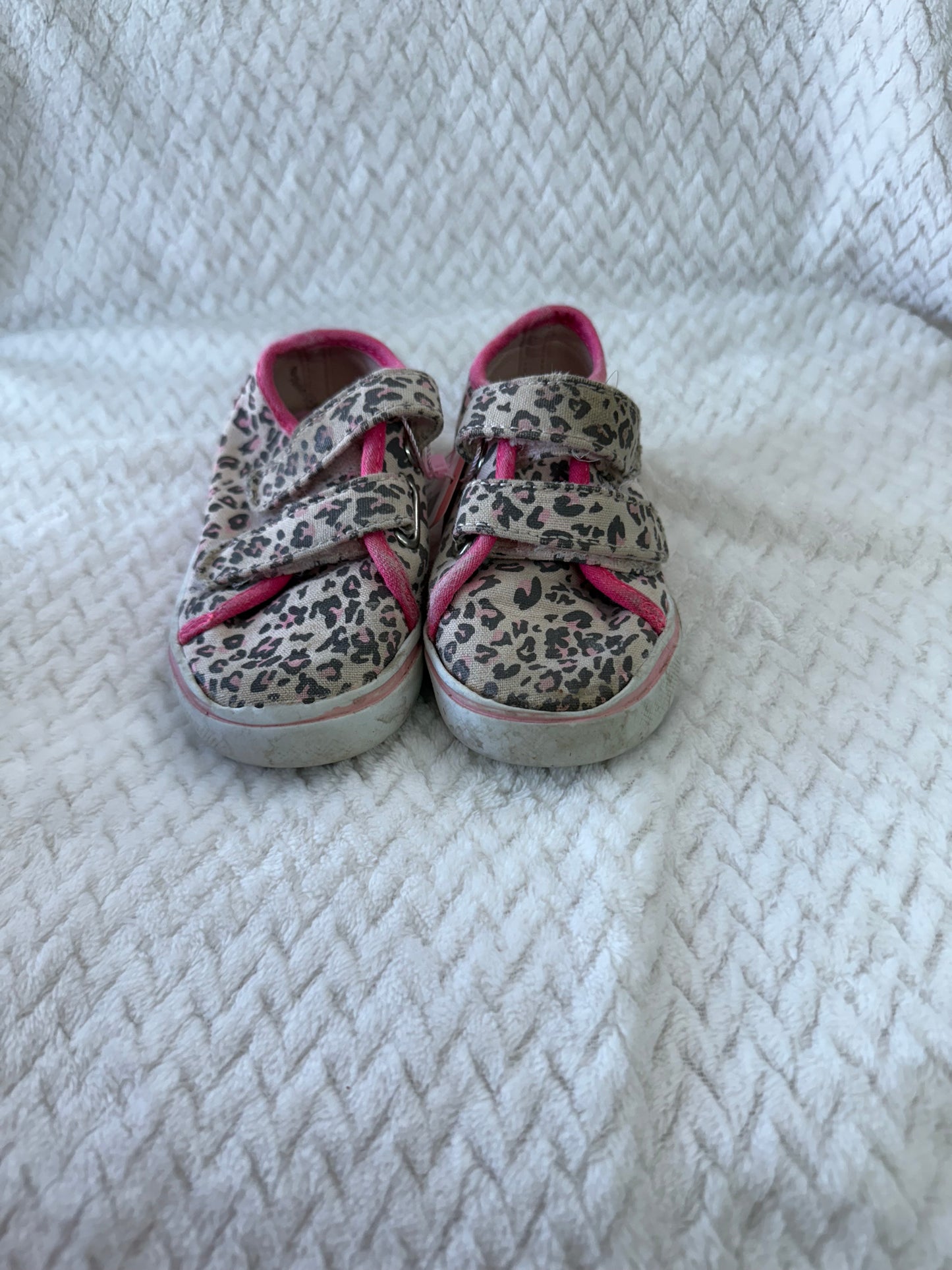 Girls shoes size: 7