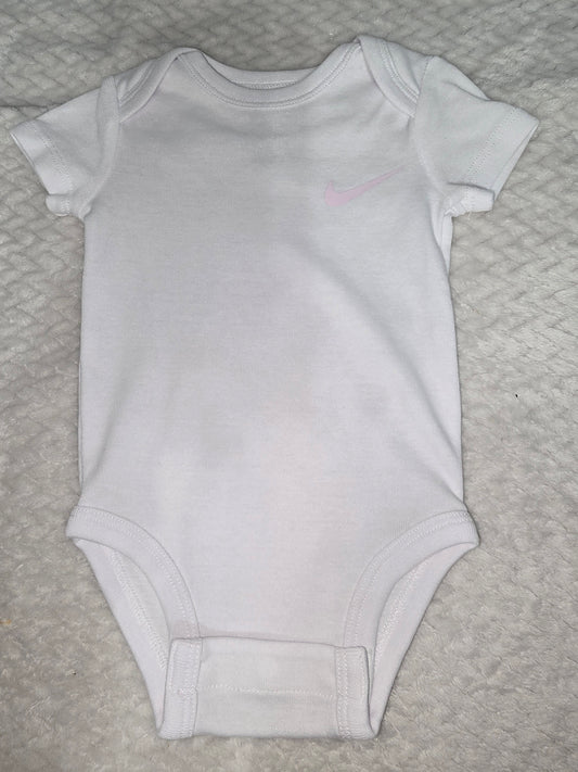Nike onsie 3m
