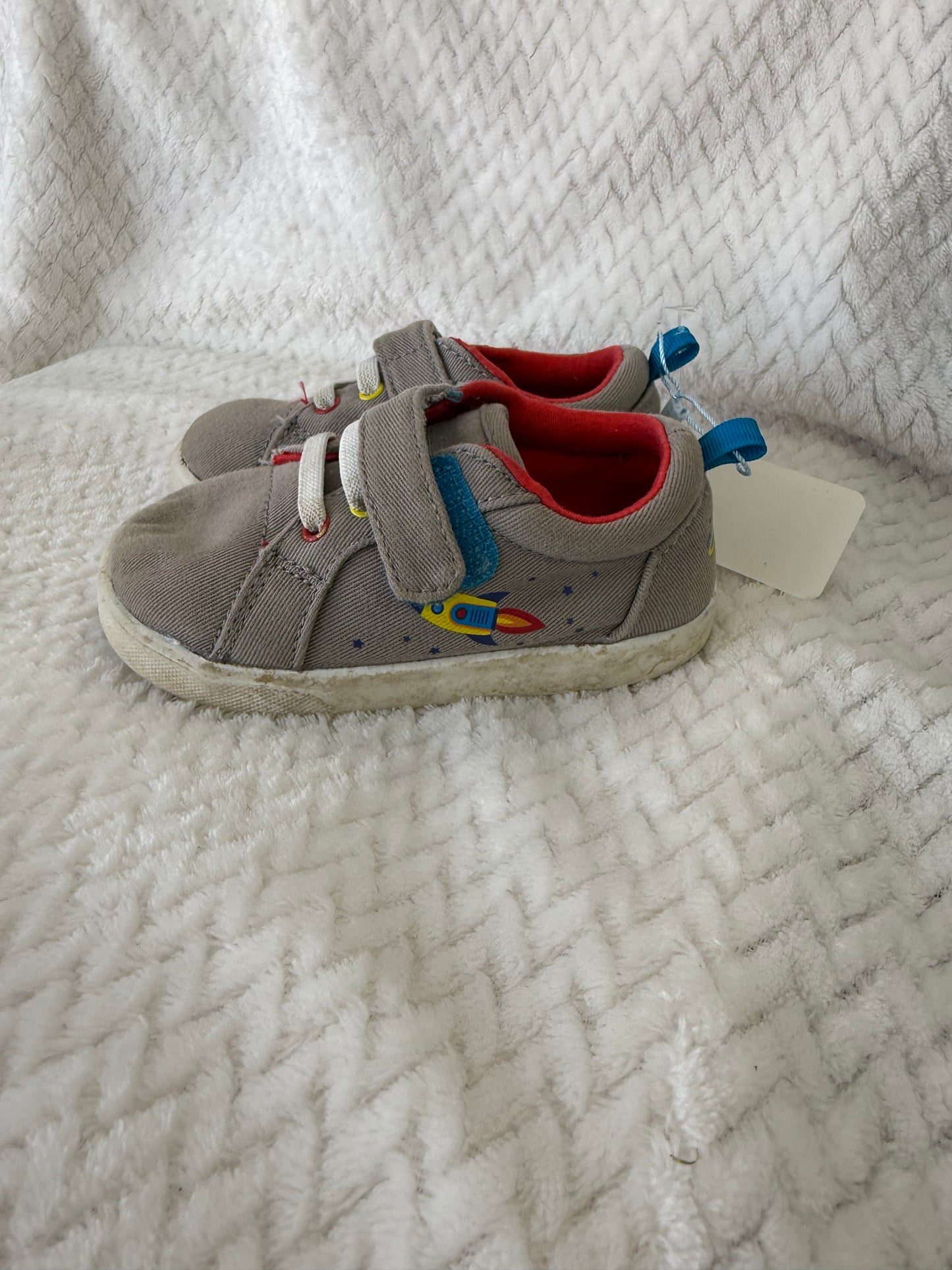 Boys Shoe size: 6