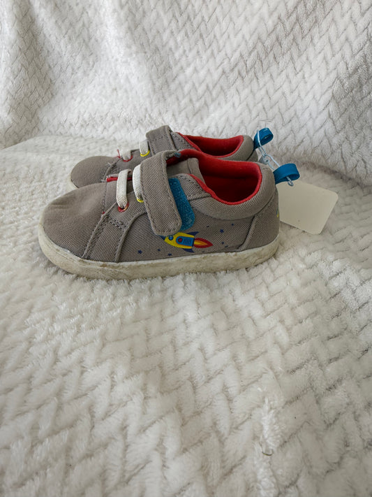 Boys Shoe size: 6