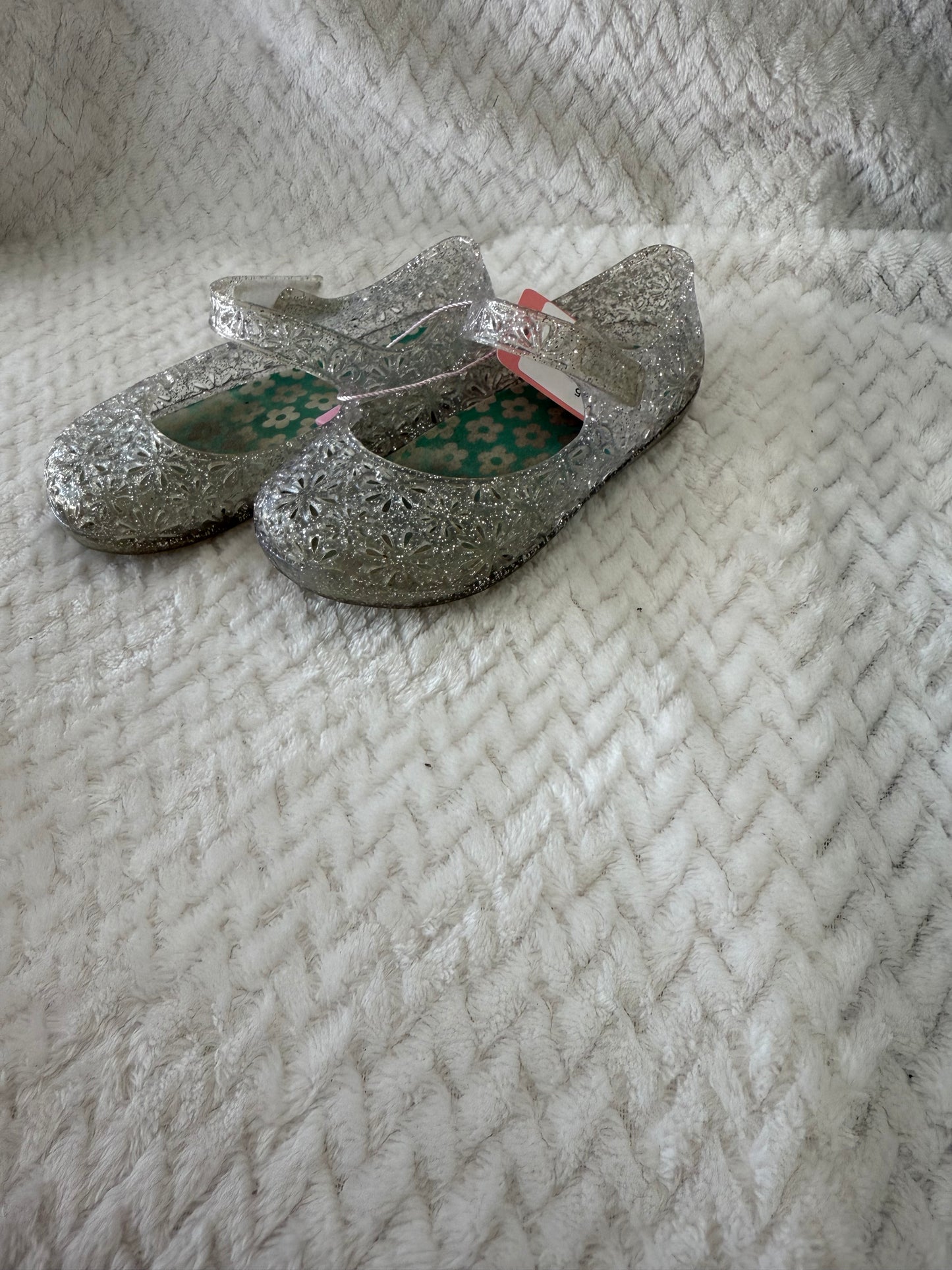 Girls shoes size: 5