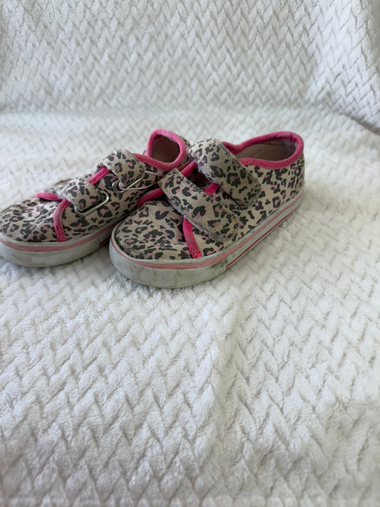Girls shoes size: 7