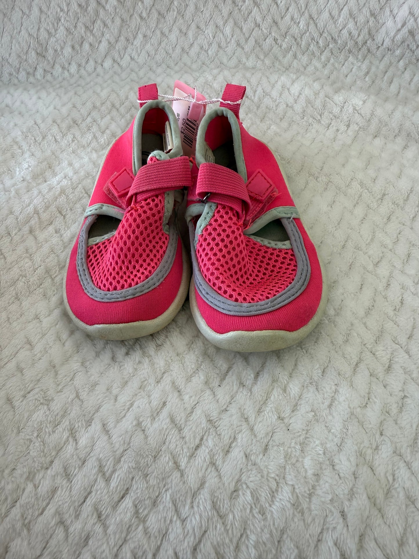 Girls shoes size: 5/6