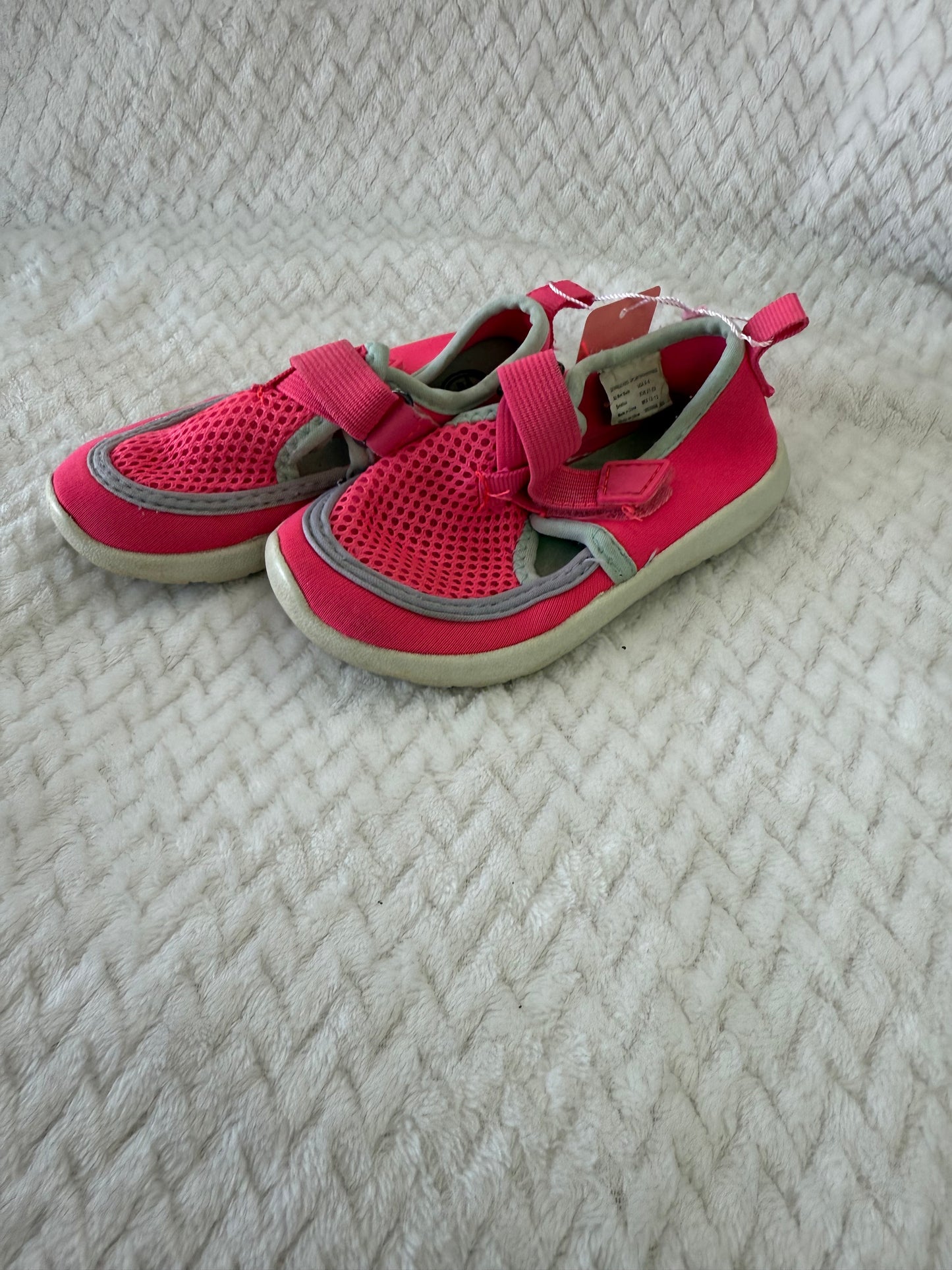 Girls shoes size: 5/6