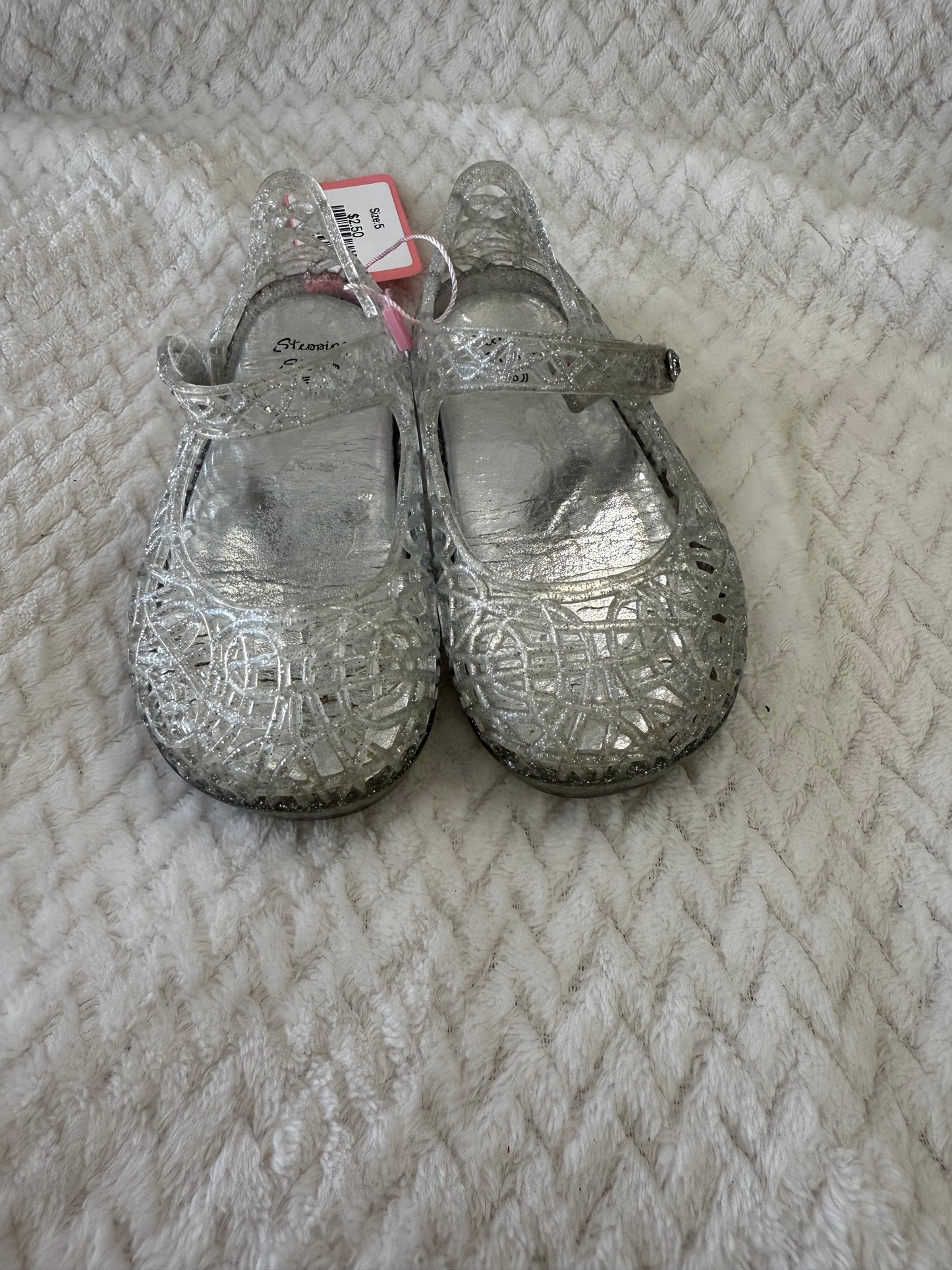 Girls shoes size: 5